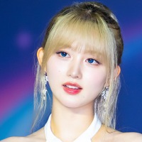 森に舞い降りた“妖精”？IVE・ガウル、神秘的なビジュアルが「異次元」と話題【PHOTO】