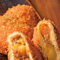 「揚げたてカレーパン」（1個300円）
