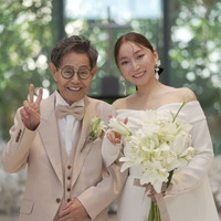 “45歳差”加藤茶・綾菜夫妻が大人なウエディング姿に！結婚15年目で改めて愛を誓い合う 画像