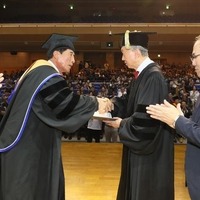 鳩山由紀夫元首相、韓国大学から名誉博士号を授与　「日本の生きた良心」と現地メディア紹介