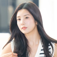 胸元のボタン弾けそう…伝説的アイドルグループのリーダーを務めた韓国歌手、グラマラス私服に熱視線
