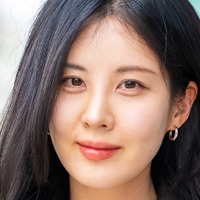 あれ、意外と…少女時代・ソヒョン、ピンクの大胆スイムウェア姿で“グラマー体型”を堂々披露【PHOTO】