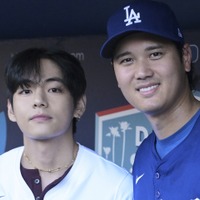 大谷翔平とBTS・V、日韓スーパースターが豪華共演！笑顔で握手＆ハグに全世界熱狂「伝説的な瞬間」【PHOTO】