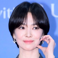女優ソン・ヘギョ、高級感溢れる秋の着こなし披露！43歳とは信じがたい圧巻のスタイル＆美貌