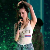 元祖“びしょ濡れフェスの女神”ソンミ、真っ赤な網タイツ姿でベースを弾く大胆なビジュアルが話題 画像