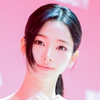 aespa・カリナ、眩しい“白玉肌”に釘付け!純白ミニワンピでイベントに登場「女神降臨…」【PHOTO】 画像