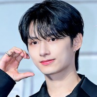 まるで彫刻…SEVENTEEN・ジュン、芸術的すぎる横顔に「存在自体がアート」の声【PHOTO】