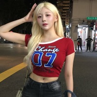 韓国の金髪チアガール、夜のプールで真っ赤なスイムウェア姿披露！隠し切れないボリューム感にファン虜【PHOTO】