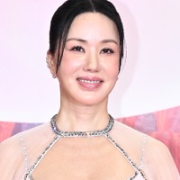 56歳でこの“板チョコ”腹筋、肉体が凄い！“韓国のマドンナ”オム・ジョンファが大胆に公開
