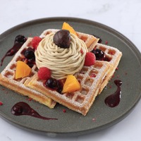 「栗と果実のモンブランワッフル」（単品1,080円）