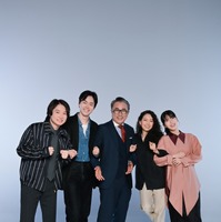 左から）神木隆之介、菅田将暉、三谷幸喜、二階堂ふみ、浜辺美波『もしもこの世が舞台なら、楽屋はどこにあるのだろう』（C）フジテレビ