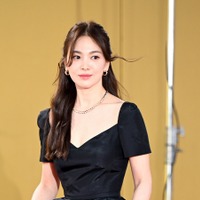 奇跡の43歳…女優ソン・ヘギョ、ショートパンツ姿の“脚組みSHOT”で美脚あらわに【PHOTO】