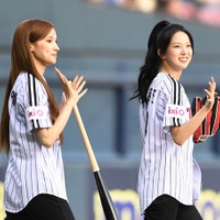 “腹チラ”豪快ピッチング…Kep1er・ユジン＆ヒュニンバヒエ、爽やかユニフォーム姿で始球式に登場【PHOTO】