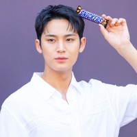 何本でも買いたくなる魅力にキュン…SEVENTEEN・ミンギュ、「SNICKERS®」新商品アピールSHOTが公開