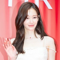 大谷翔平も目撃した“レギンス始球式”を披露した韓国女優、背中露わなレースドレスで艶やかに【PHOTO】
