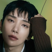 SEVENTEEN・ジョシュア、ファンを虜にする“洗練ビジュアル”！ファッション誌カバーで魅力全開【PHOTO】