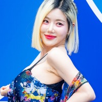 “日本で胸触られ”大騒動に　DJ SODAがファッションイベントに登場！大胆網タイツ衣装で観客魅了【PHOTO】