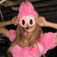 BLACKPINK・リサ、「ラブブ」生みの親と対面！サイン入りSPフィギュアのプレゼントを公開