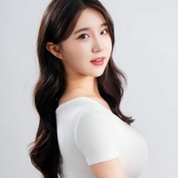 目元の泣きぼくろに惹かれる…韓国チアガール、美肌丸見せの肩出し衣装SHOTに反響「モデルみたい」【PHOTO】