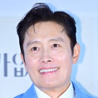イ・ビョンホン、トロント国際映画祭で韓国人俳優初のトリビュート賞受賞「非常に誇りに思う」