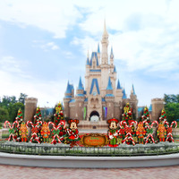 シンデレラ城前の新規デコレーション©Disney