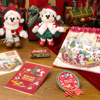 ミッキーマウスと仲間たちがデザインされたグッズ©Disney