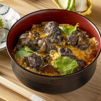 地鶏の親子丼【黒】お刺身付き 1,100円(税込)