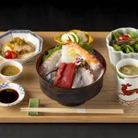 豪華海鮮丼とチキン南蛮定食1,500円(税込)