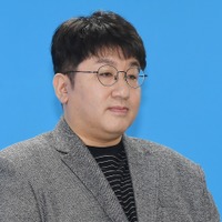 BTS事務所のトップ、14時間にわたる警察調査を終えて帰宅　帰り際は報道陣の質問に完全沈黙 画像