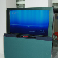32V型液晶テレビとDVDシアターシステムを一体化（参考出品）。テレビ視聴時は、フロントユニットが下にスライドする