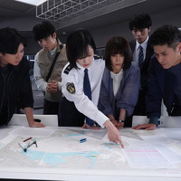左から）加藤シゲアキ、中尾明慶、山下美月、山口紗弥加、齋藤璃佑、佐藤隆太（C）吉川英梨／講談社 （C）フジテレビ