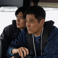 左から）加藤シゲアキ、佐藤隆太（C）吉川英梨／講談社 （C）フジテレビ