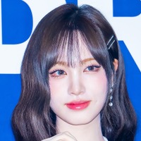 IVE・リズ、ガーリーなファッションで庭園のお嬢様に！韓国ファッションブランドのモデルに抜擢【PHOTO】