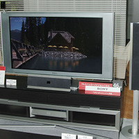 薄型テレビの新ブランド「BRAVIA」が一般初公開。写真は、フルHDパネルを搭載した「Xシリーズ」の46V型モデル「KDL-46X1000」