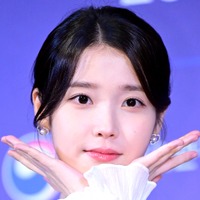 IU、ドラマ『おつかれさま』で自身の幼い頃を演じた子役と再会！公演での2SHOTが話題