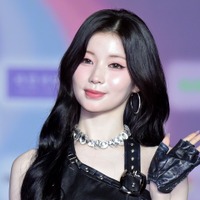 BABYMONSTER・アサ、妖艶な“小悪魔的”魅力から抜け出せない！叱られたくなる黒ミニワンピ姿【PHOTO】