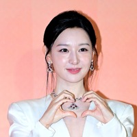 『涙の女王』女優キム・ジウォン、胸元の存在感引き立つ豪華なドレス姿！輝かしい美貌に惚れ惚れ【PHOTO】