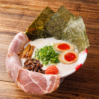 「贅沢盛り　白豚骨ラーメン」　/1,060円