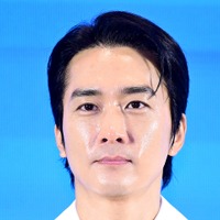 “韓流四天王第2世代”俳優ソン・スンホン、深い悲しみのなか母を見送る…本日（23日）出棺式