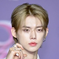 TXT・ヨンジュン、どこまでもクール！ノースリーブ姿で洗練された感性を披露「イケ散らかしてる」【PHOTO】