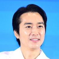 “韓流四天王第2世代”俳優ソン・スンホン、亡くなった母に温かいメッセージ「痛みのない場所で…」