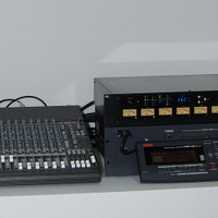 マルチチャンネル汎用ミキサー（左）、1ビット8チャンネルAD/DAコンバータ「AD-X1000」（右上）、マルチトラックデジタルレコーダー（右下）