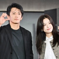 俳優の小栗旬＆『トンイ』女優ハン・ヒョジュ、日韓の美男美女2SHOT！仲睦まじい姿が話題【PHOTO】 画像