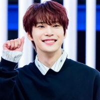 NCT・ドヨン、“見せパン”風コーデでイタリアに出国！愛嬌たっぷりなポーズでファン魅了【空港写真】
