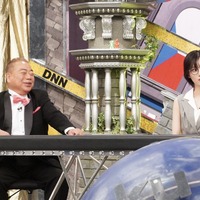左から）出川哲朗、山下美月『全力！脱力タイムズ』(C) フジテレビ