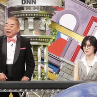 左から）出川哲朗、山下美月『全力！脱力タイムズ』(C) フジテレビ