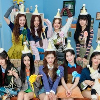 TWICE、“デビュー10周年”を祝うパーティームード全開！スペシャルALコンセプトフォト公開