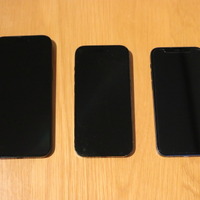 （左から）iPhone 16 Pro Max（ファストレーン適用）、iPhone 14 Pro （ファストレーン適用） 、iPhone 12（ファストレーン非適用） 【撮影／平木昌宏】