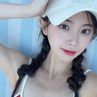 一瞬履いていないのかと…韓国チアガール、超短パンの“無防備あぐら”でファンの視線釘付けに！【PHOTO】