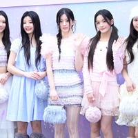 ILLIT、学園祭に引っ張りだこ！豪雨にも負けない全力パフォーマンスに大歓声